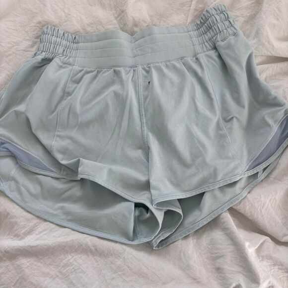 LULULEMON Hotty Hot HiRise Sz 6 2.5 Women's Light Blue Shorts Exclusive Color - Picture 1 of 2